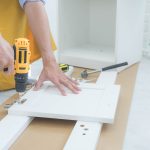 Co zrobić, kiedy lodówka nie chłodzi, a pralka zaczyna przeciekać? Kompletny poradnik